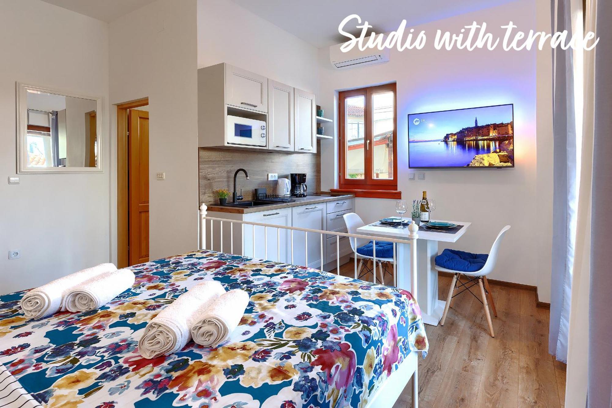 Studios Notte Sul Porto Rovinj Bagian luar foto