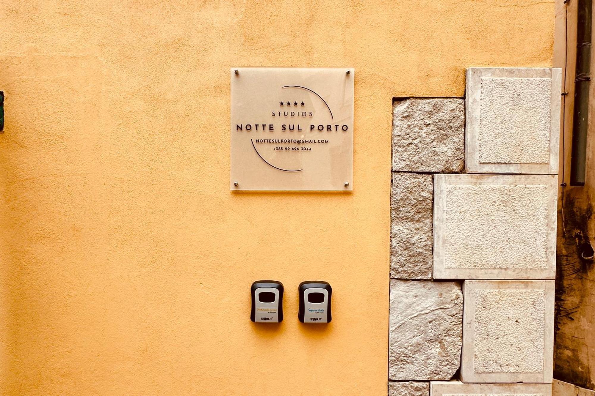 Studios Notte Sul Porto Rovinj Bagian luar foto